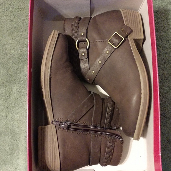 Shoes - Picture 2 of 6